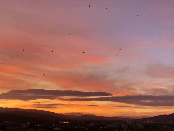 Catalogne coucher de soleil ciel Espagne, nuages, mouettes, montagnes, automne — Photo