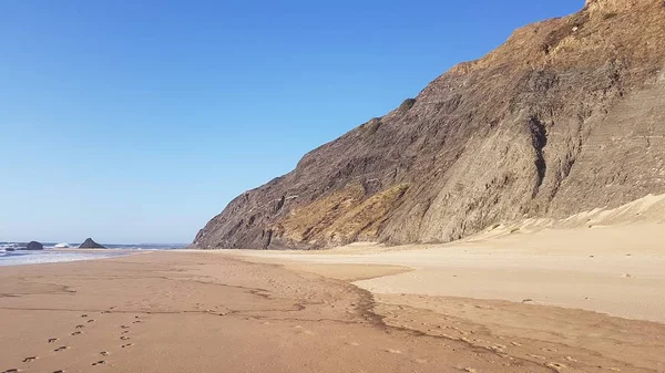 Praia da castelejo, geheimnisvoller windiger Strand, der schwer zu erreichen ist, in der Nähe von vila do bispo, der Algarve, Portugal — Stockfoto