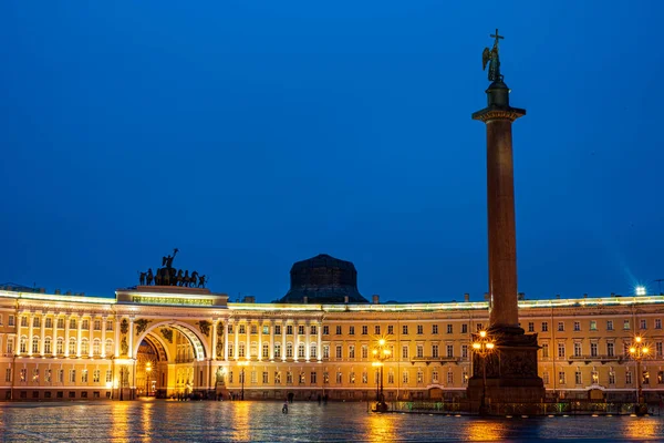 San Petersburgo, Plaza del Palacio, vista nocturna, luces, reflexiones, Rusia — Foto de Stock