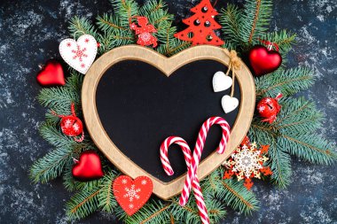 Noel arkaplanı, kalp çerçevesi, koyu arkaplan, Noel ağacı dalları, Noel süslemeleri