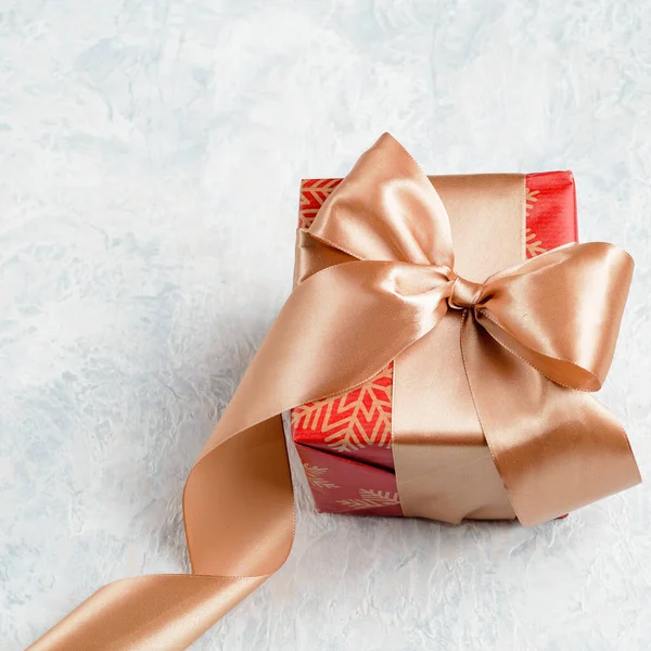 Regalo de Navidad rojo con arco de oro sobre un fondo blanco — Foto de Stock