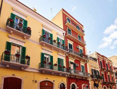 30 Nisan 2019 - Bari, Apulia, İtalya 'nın renkli şehir evleri Corso Vittorio Emanuele