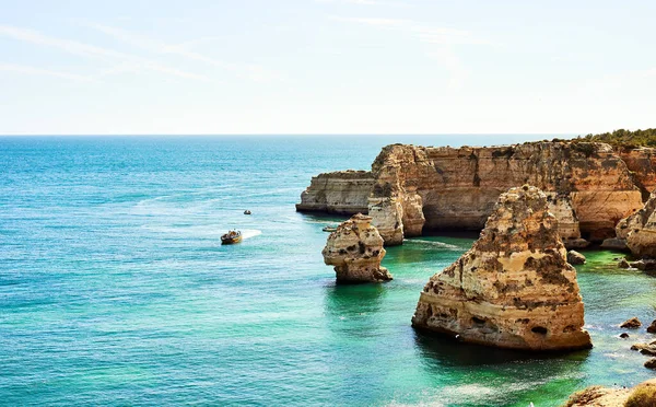 Playa de Marinha - una de las playas más famosas de Portugal, en la costa atlántica de Lagoa, Algarve . — Foto de Stock