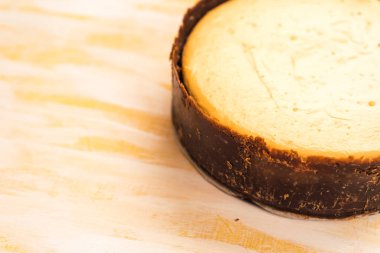Tarafsız bir zeminde taze pişmiş cheesecake.