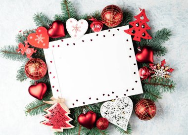 Kırmızı Noel arkaplanı, Noel süslemeleri ile süslenmiş çerçeve, kalp, top, noel ağacı, yıldız, melek, çan, mesaj için boşluk