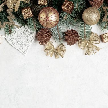 Noel arkaplanı altın koniler, Noel süslemeleri, toplar, yaylar, metin için yer