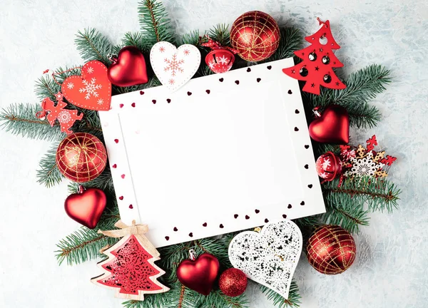 红色圣诞背景，配有圣诞装饰品的框架，心脏，球，圣诞树，星星，天使，铃铛，文字空间 — 图库照片