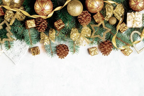 Різдвяний фон золоті конуси, різдвяні прикраси, кульки, луки, місце для тексту — стокове фото