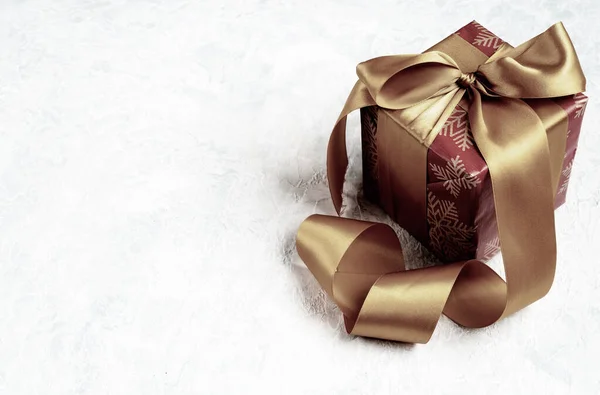 Рождественский подарок, красная коробка с золотым луком, также может быть использован в качестве подарка на День Святого Валентина и день рождения — стоковое фото