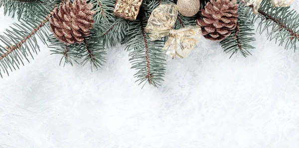 Noël fond créatif bordure, couleur or, cônes, branches, endroit pour le texte — Photo