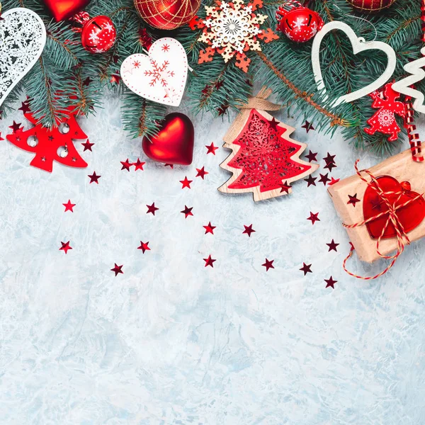 Noel arkaplanı kırmızı, Noel süslemeleri, metin yeri, beyaz arkaplan — Stok fotoğraf