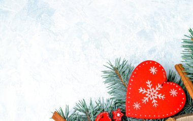 Noel arkaplanı kırmızı, sınır, bir Noel ağacının dalları, kalp, kozalak, tarçın, top, hediye