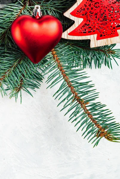 Fundo de Natal vermelho, fronteira, ramos de uma árvore de Natal, coração, cone de pinho, canela, bola, presente — Fotografia de Stock