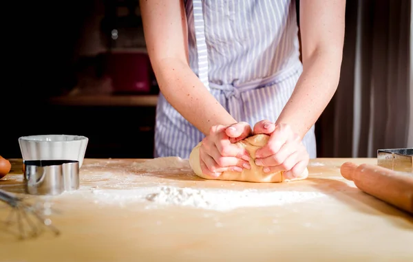 Doigts sur la pâte, le chef pétrit la pâte pour la cuisson, concept cooking, boulangerie — Photo