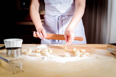 Ekmek yapma, pişirme konsepti. Kadın hamuru yoğuruyor..