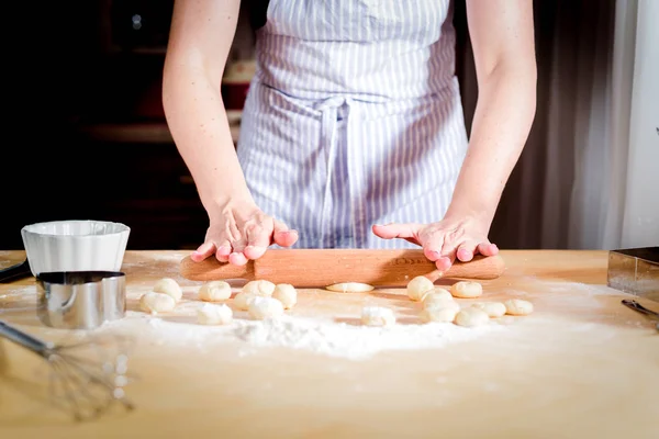 The concept of making bread, baking. Woman kneads the dough. — Stockfoto