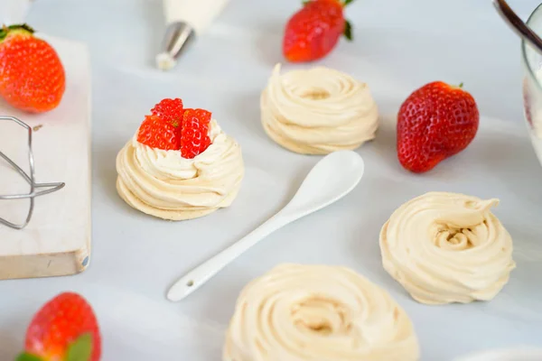 Pequeño patrón de tartas de merengue pavlova fresa con vista superior crema — Foto de Stock