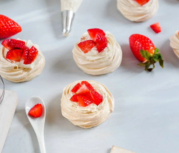 Pequeño patrón de tartas de merengue pavlova fresa con vista superior crema — Foto de Stock