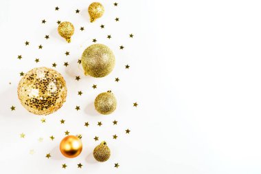 Altın rengi Noel topları, beyaz arka plan, süs, düz yatış
