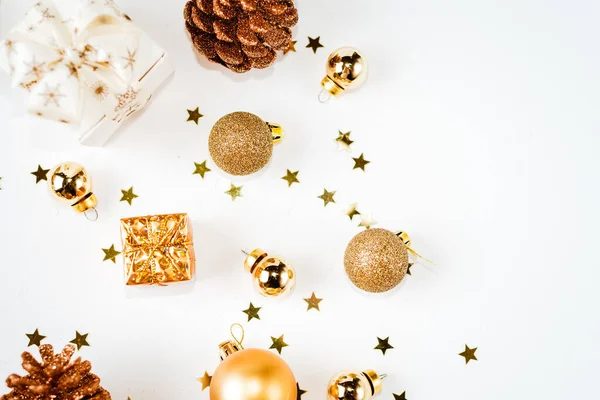 Noel altın arka planı, Noel süslemesi, koniler, toplar, parıltı, düz yatış — Stok fotoğraf