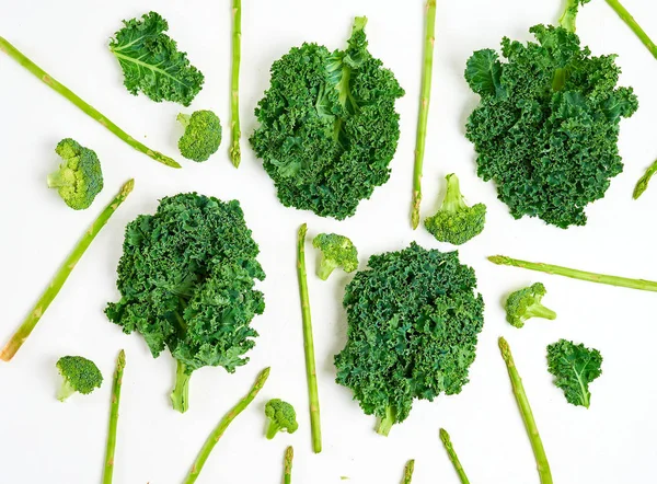 Kreativ layout gjord av grönkål, broccoli, sparris. Flat Lay. Hälsosam matkoncept. — Stockfoto