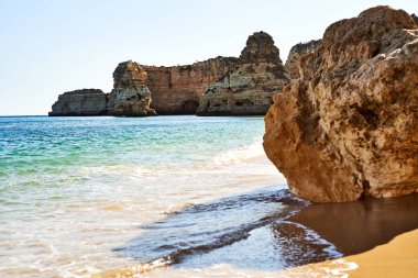 Kayalar, Portekiz 'deki kumlu plaj, Atlantik kıyısı, Algarve..