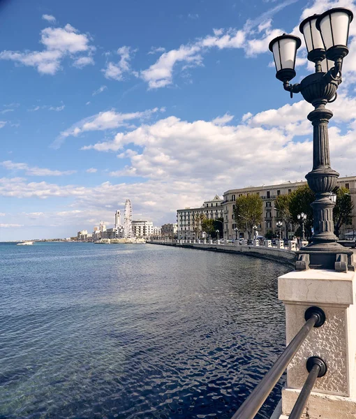 Panorama de la ciudad italiana de Bari, paseo marítimo, luces, rueda de observación, primavera. Viajar por Italia, turismo —  Fotos de Stock