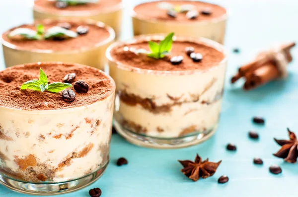 Tiramisu in een glaasje versierd met koffiebonen op een donkere achtergrond — Stockfoto