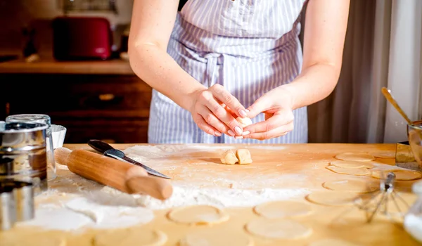 Koncepcja pieczenia chleba, pieczenia. Kobieta ugniata ciasto.. — Zdjęcie stockowe