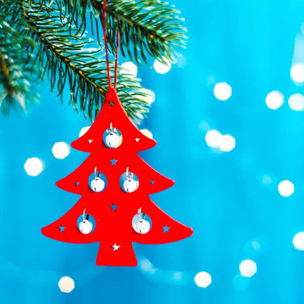 Vánoční hračky visí na stromě, na zářícím barevném pozadí — Stock fotografie