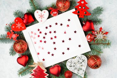 Kırmızı Noel arkaplanı, Noel süslemeleri ile süslenmiş çerçeve, kalp, top, noel ağacı, yıldız, melek, çan, mesaj için boşluk
