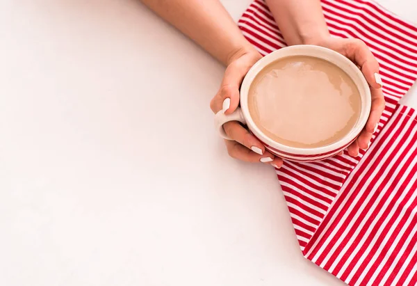 Руки кави вид зверху біло-червоні смужки рушник — стокове фото