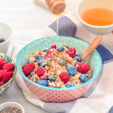 ahududu ve yaban mersini ile kahvaltı karabuğday lapası, günaydın kavramı