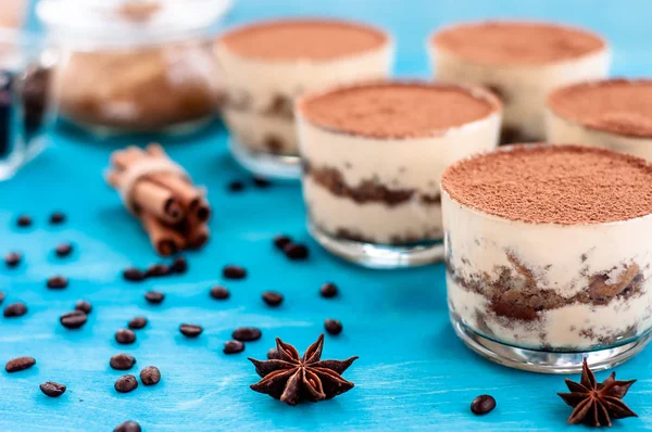 Tiramisú en un vaso decorado con granos de café sobre un fondo oscuro — Foto de Stock