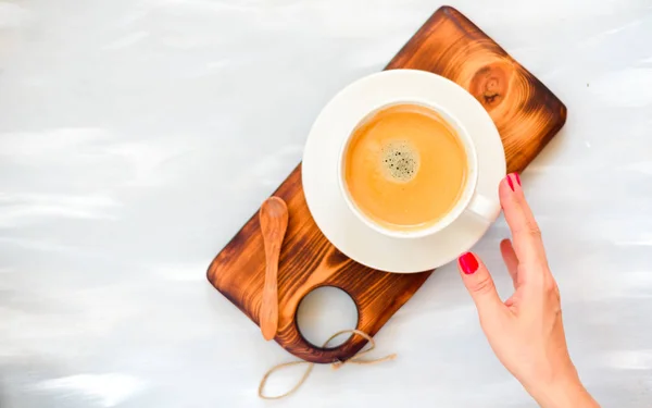 Mains de fille avec manucure rouge tenant tasse à café, plat, vue de dessus — Photo