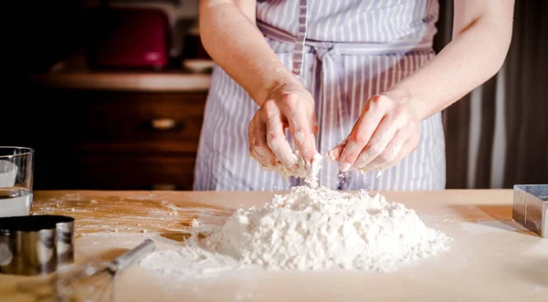 Chef amasa masa para hornear, manos de chef sucio en la pastelería, cocina, concepto de panadería — Foto de Stock