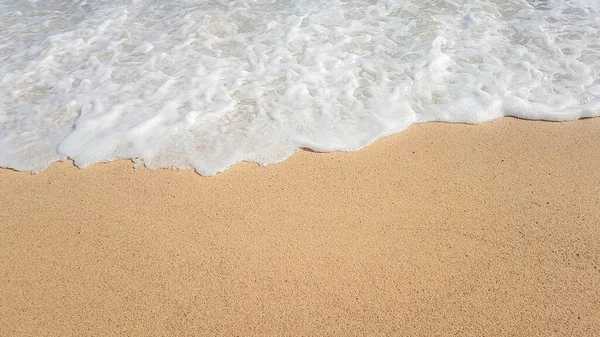 Mooie zee zomer afleiden achtergrond. Gouden zandstrand met blauwe golven — Stockfoto