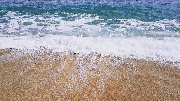 Mooie zee zomer afleiden achtergrond. Gouden zandstrand met blauwe golven — Stockfoto