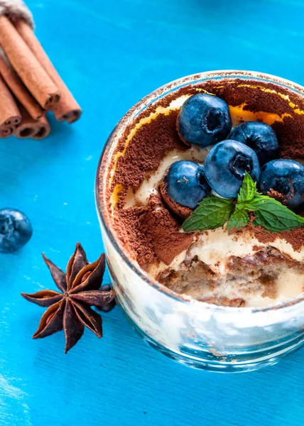 Dessert tiramisu in glazen, versierd met bosbessen en munt met koffiebonen, het concept van het heerlijke leven — Stockfoto