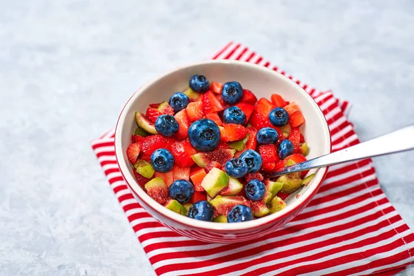 Ensalada de frutas frescas en el bowl. Ensalada de fruta de arándano de fresa de higo, dieta conceptual y alimentación saludable — Foto de Stock