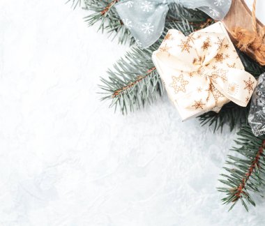 Yay ve yılbaşı hediyeli renkli bir kutu. Yukarıdan bak. Metin için yer