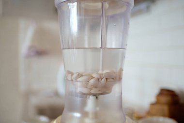 Blender ve badem suda ıslatılmış. Ev yapımı sağlıklı vegan süt.