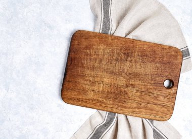 güzel ahşap mutfak arka planı mutfak havlusunun üzerinden beyaz masa arka planında, üst manzara