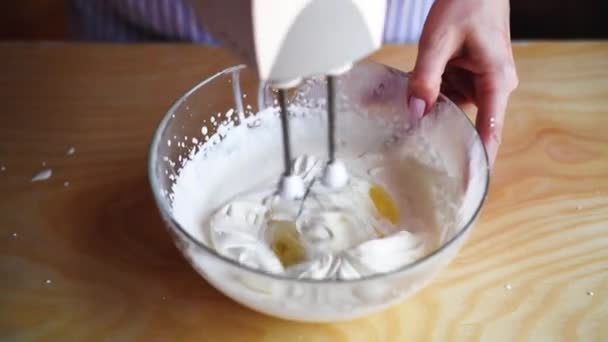 Fille fouets crème pour gâteau tiramisu, au ralenti — Video