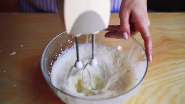 Meisje zweep crème voor tiramisu taart, slow motion — Stockvideo