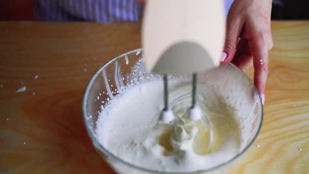 Lány ostor krém tiramisu torta, lassított felvétel — Stock videók