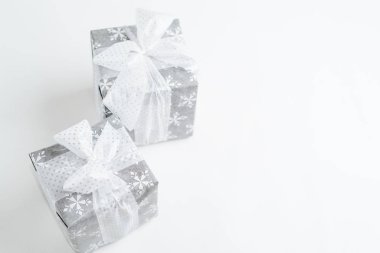 Beyaz arka planda şenlikli Noel hediyesi kutusu