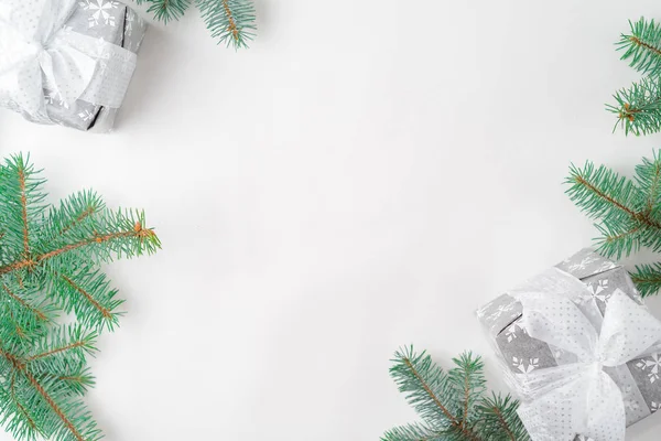 Kerstgeschenkdoos met feestelijke decoratie op witte achtergrond — Stockfoto