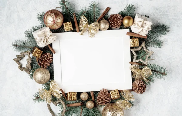 Weihnachten kreative Hintergrundeinfassung, Goldfarbe, Zapfen, Zweige, Platz für Text — Stockfoto