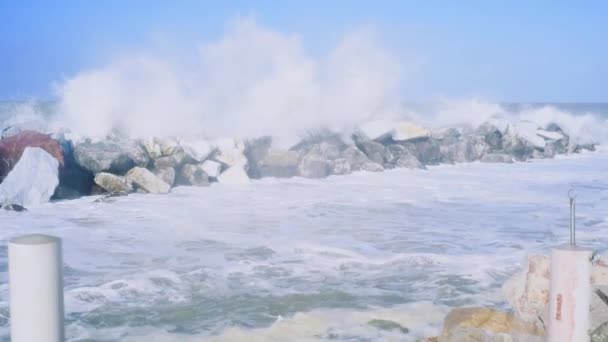 Ondas tempestade no passeio marítimo em Marina di Pisa Itália. — Vídeo de Stock